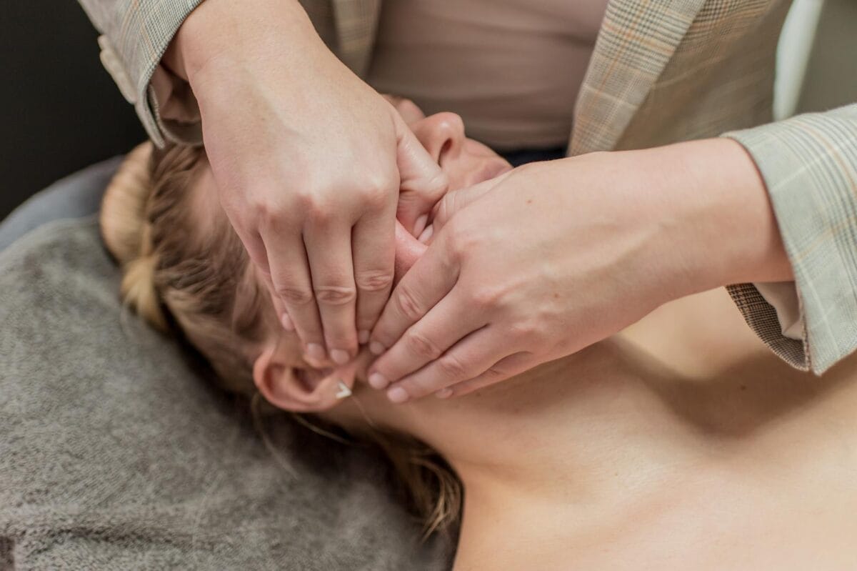 Bindweefselmassage gezicht bij Beausávo Rotterdam