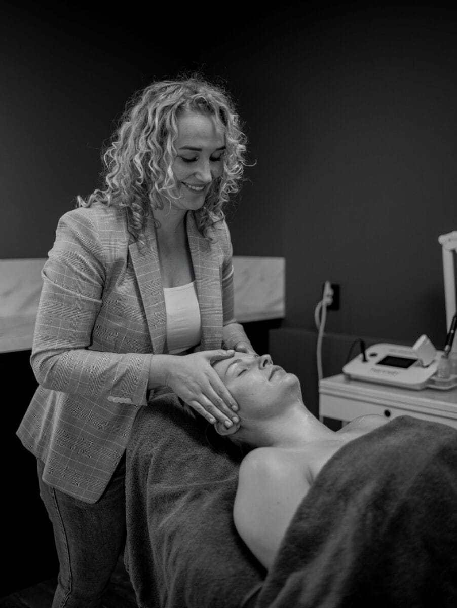 Samantha Volmer Bindweefsel massage Bindweefselmassage gezicht bij Beausávo Rotterdam